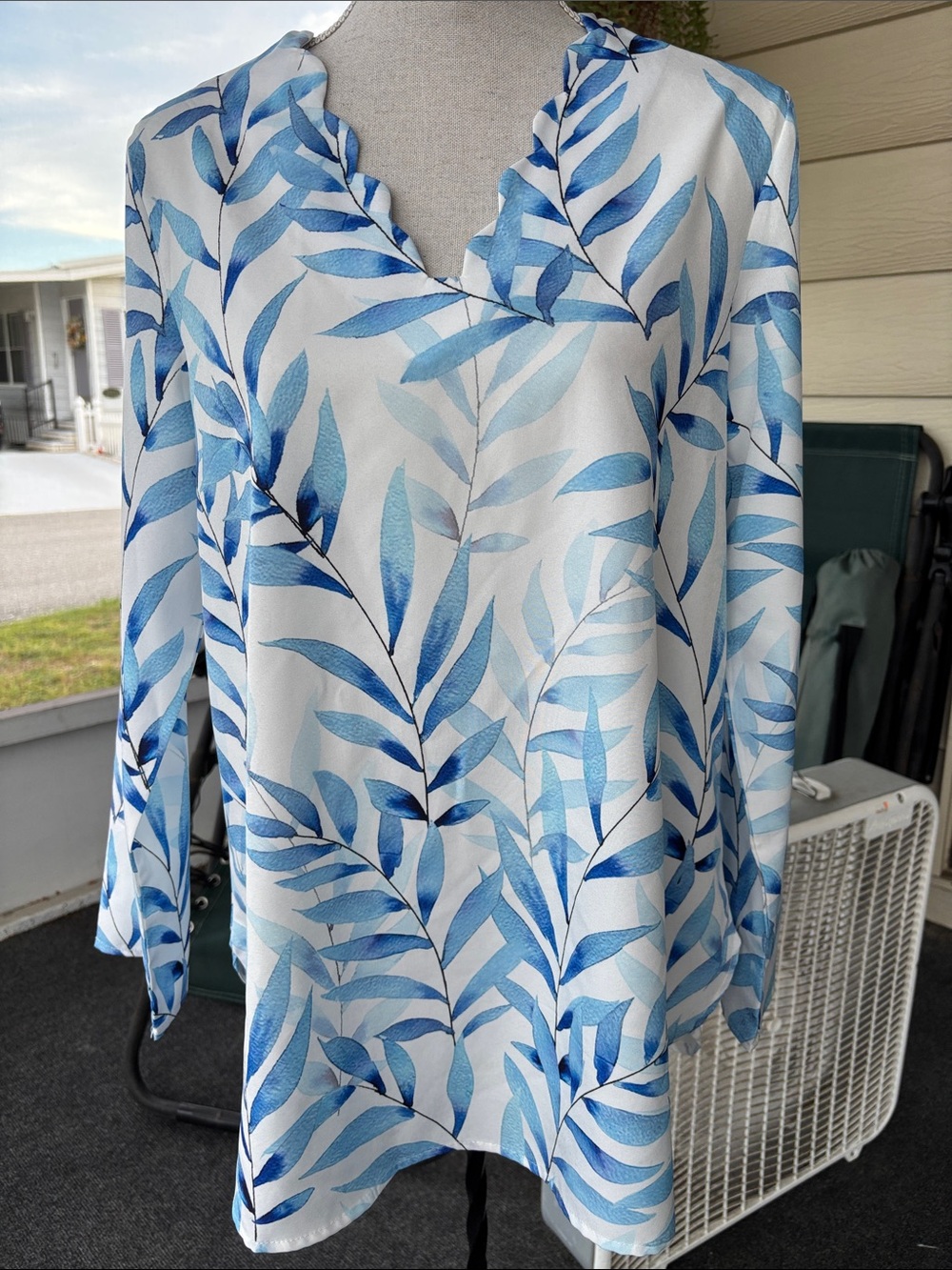 Women's Blue Leaf-Print Scalloped V-Neck Blouse